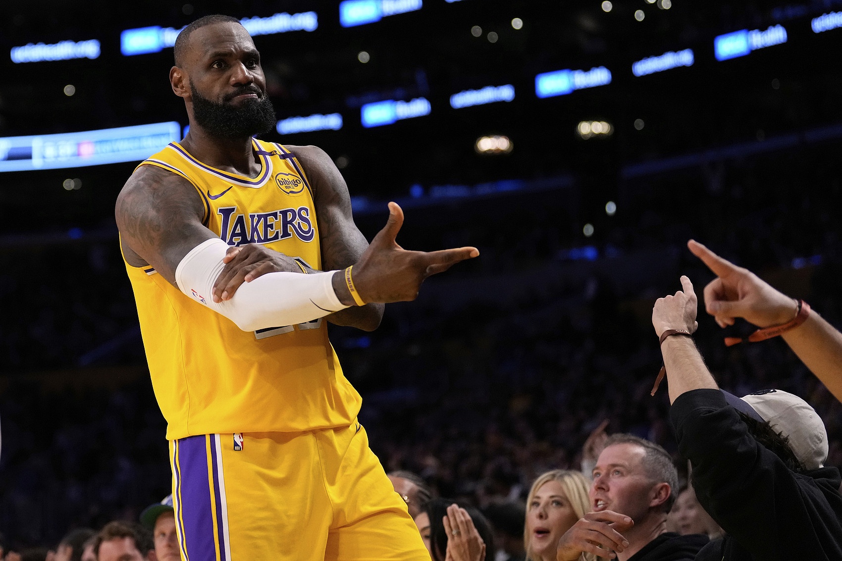 28圈娱乐-出色防守首场状态出色，湖人观众沸腾！，詹姆斯重返赛场赛场气氛高涨的简单介绍